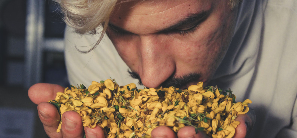 Homme qui sent des fleurs