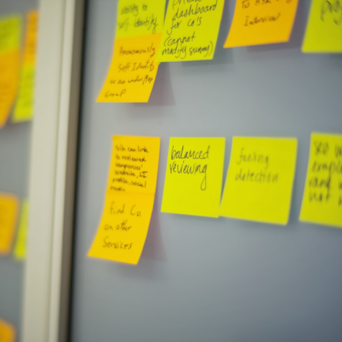 Photo de post-it jaune sur un tableau gris