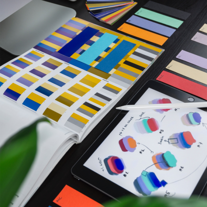 Plusieurs palettes de couleurs sur une table